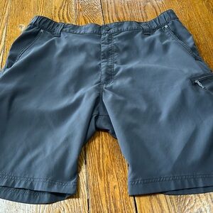 Wrangler polyester Men’s casual shorts.  Zip pockets. Gray. Size 38.